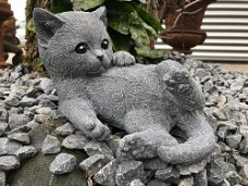 Beeld van een spelende kat / poes, gemaakt van steen, heel leuk