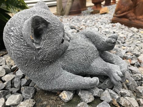 Beeld van een spelende kat / poes, gemaakt van steen, heel leuk - 1