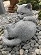 Beeld van een spelende kat / poes, gemaakt van steen, heel leuk - 2 - Thumbnail