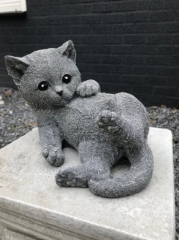 Beeld van een spelende kat / poes, gemaakt van steen, heel leuk - 3