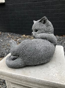 Beeld van een spelende kat / poes, gemaakt van steen, heel leuk - 4