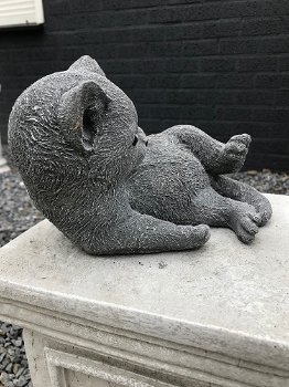 Beeld van een spelende kat / poes, gemaakt van steen, heel leuk - 5