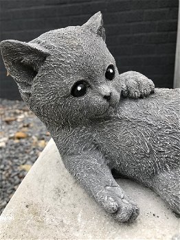 Beeld van een spelende kat / poes, gemaakt van steen, heel leuk - 6