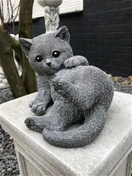 Beeld van een spelende kat / poes, gemaakt van steen, heel leuk - 7