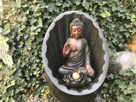 Beeld van boeddha met handgebaar zittend in een tempel - 0