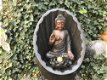Beeld van boeddha met handgebaar zittend in een tempel - 0 - Thumbnail