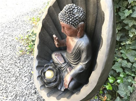 Beeld van boeddha met handgebaar zittend in een tempel - 2