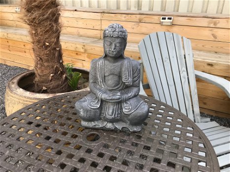 Boeddha van steen, mediterend, met handgebaar, tuinbeeld - 2
