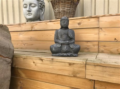 Boeddha van steen, mediterend, met handgebaar, tuinbeeld - 4
