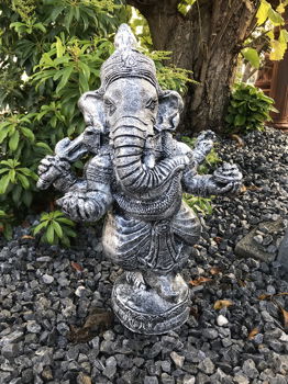 Een mooi beeld van Ganesha, hindoestaanse god - 0
