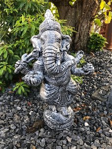 Een mooi beeld van Ganesha, hindoestaanse god