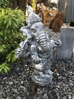 Een mooi beeld van Ganesha, hindoestaanse god - 1