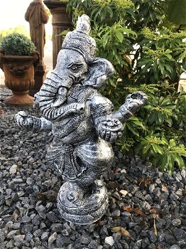 Een mooi beeld van Ganesha, hindoestaanse god - 2