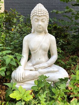 Mediterende Boeddha, groot tuinbeeld, vol steen - 0