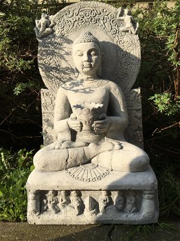 Stenen Boeddha beeld, tuinbeeld van een Boeddha op troon - 0