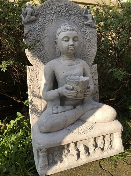Stenen Boeddha beeld, tuinbeeld van een Boeddha op troon - 1