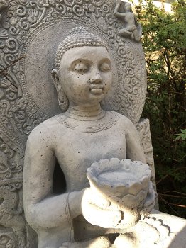 Stenen Boeddha beeld, tuinbeeld van een Boeddha op troon - 2