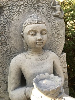 Stenen Boeddha beeld, tuinbeeld van een Boeddha op troon - 3