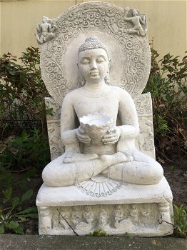 Stenen Boeddha beeld, tuinbeeld van een Boeddha op troon - 4