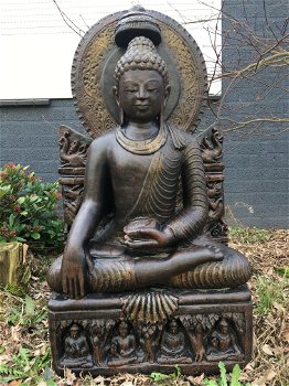 Tuinbeeld van een Thaise Boeddha op troon, in kleur, steen - 0