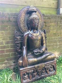 Tuinbeeld van een Thaise Boeddha op troon, in kleur, steen - 2