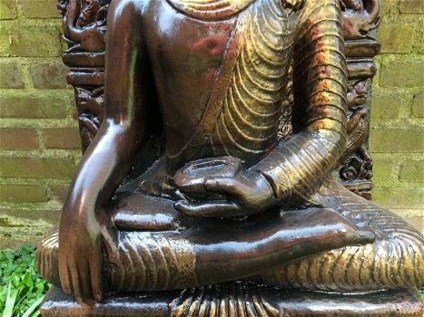 Tuinbeeld van een Thaise Boeddha op troon, in kleur, steen - 4