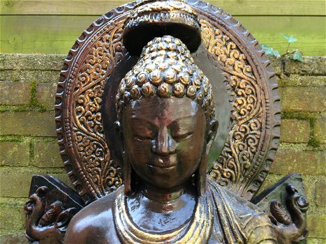 Tuinbeeld van een Thaise Boeddha op troon, in kleur, steen - 5