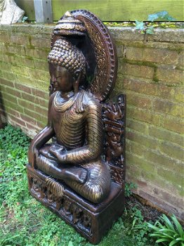 Tuinbeeld van een Thaise Boeddha op troon, in kleur, steen - 6