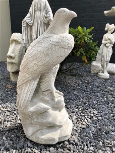 Adelaar beeld, prachtig tuinbeeld, roofvogel op rots, steen