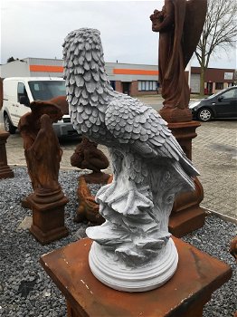 Adelaar, gedetailleerd, sculptuur op een rots, gemaakt van steen - 2