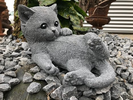 Beeld van een spelende kitten (kat / poes), gemaakt van steen - 0