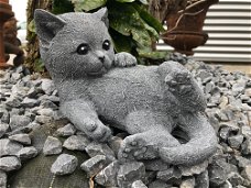 Beeld van een spelende kitten (kat / poes), gemaakt van steen