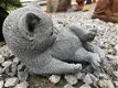 Beeld van een spelende kitten (kat / poes), gemaakt van steen - 1 - Thumbnail