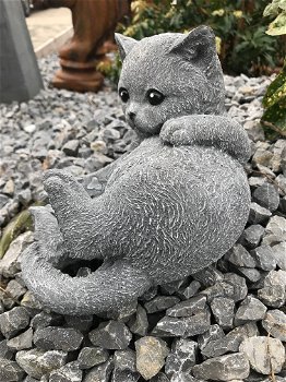 Beeld van een spelende kitten (kat / poes), gemaakt van steen - 2