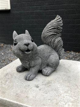 Blije eekhoorn, dierenbeeld, stenen eekhoorn als tuindecoratie - 0