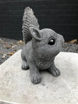 Blije eekhoorn, dierenbeeld, stenen eekhoorn als tuindecoratie - 1