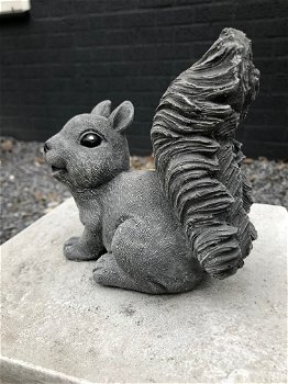 Blije eekhoorn, dierenbeeld, stenen eekhoorn als tuindecoratie - 2