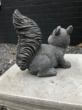Blije eekhoorn, dierenbeeld, stenen eekhoorn als tuindecoratie - 3