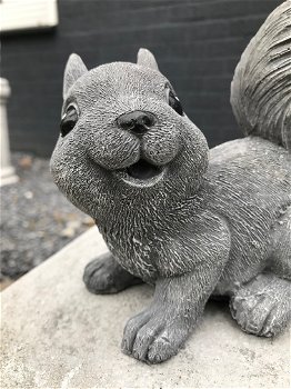 Blije eekhoorn, dierenbeeld, stenen eekhoorn als tuindecoratie - 4