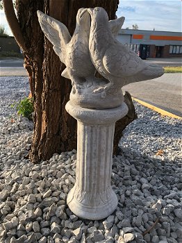 Duivenpaar, tuinbeeld op sokkel, steen, duifbeeldjes / duivenbeelden - 0