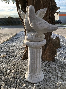 Duivenpaar, tuinbeeld op sokkel, steen, duifbeeldjes / duivenbeelden - 1