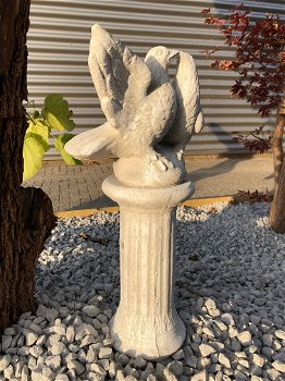 Duivenpaar, tuinbeeld op sokkel, steen, duifbeeldjes / duivenbeelden - 2