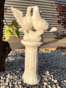 Duivenpaar, tuinbeeld op sokkel, steen, duifbeeldjes / duivenbeelden - 3