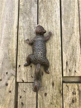 Een klimmende eekhoorn, gemaakt van gietijzer, wanddecoratie - 0