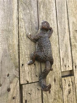 Een klimmende eekhoorn, gemaakt van gietijzer, wanddecoratie - 1