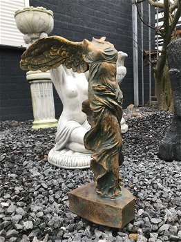 Beeld van Nikè, gemaakt van polystone - 1