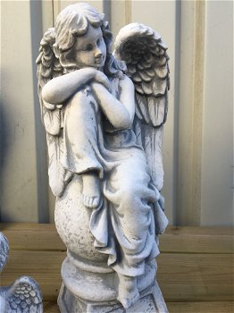 Een engel zittend op een bol - fraai vervaardigd uit vol steen - 0