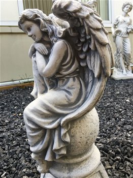 Een engel zittend op een bol - fraai vervaardigd uit vol steen - 3