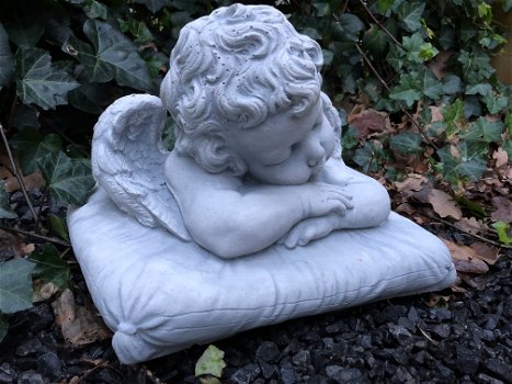 Engelbeeld, beeld voor plechtigheid, tuinbeeld, engel op kussen - 1