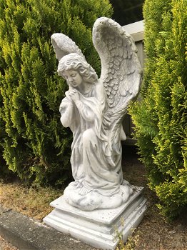 Engelbeeld, tuinbeeld, knielende engel, steen - 0